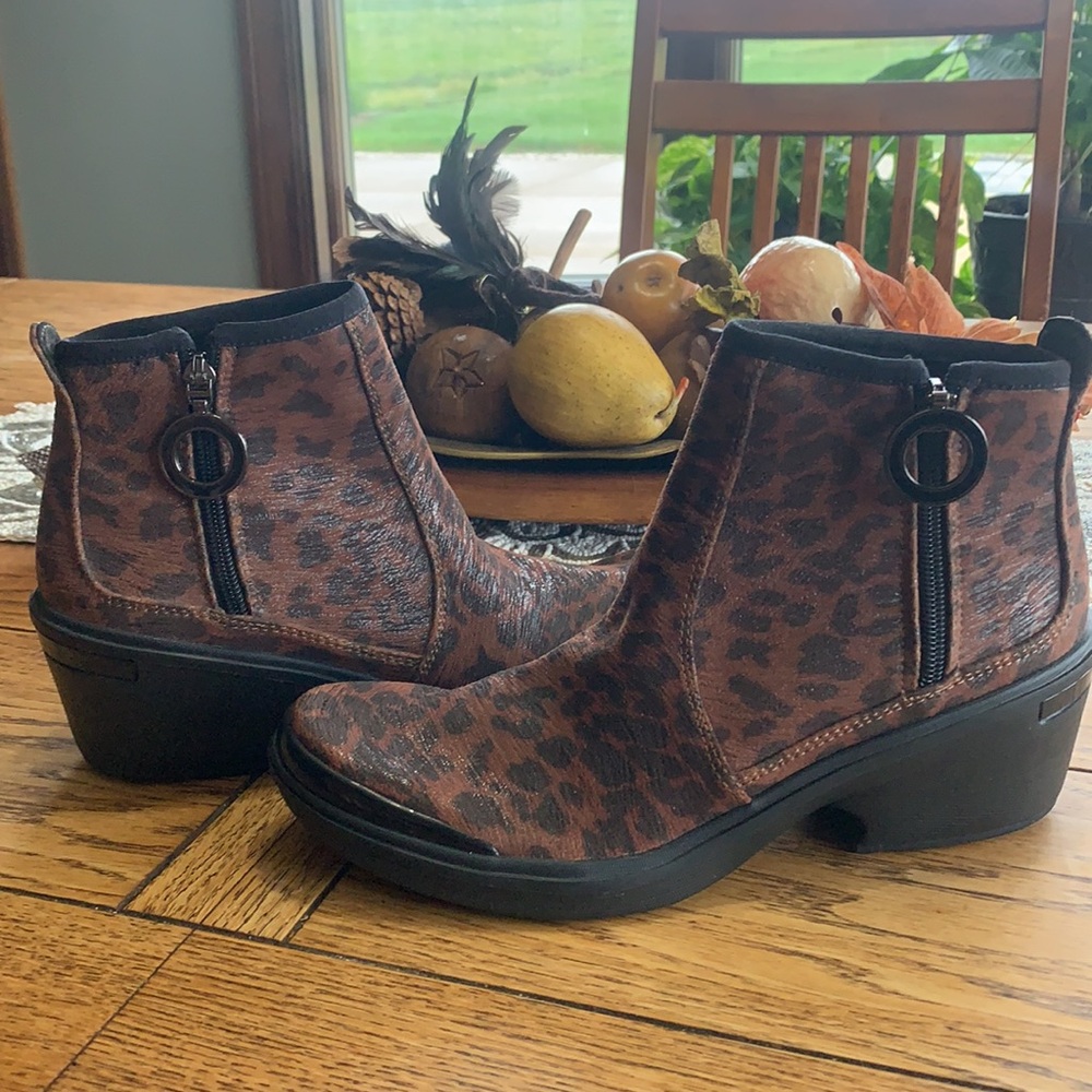 BEAUTIFUL B-Zees .. Leopard print brand new size 9M ..Softest comfy Boot shoe !
